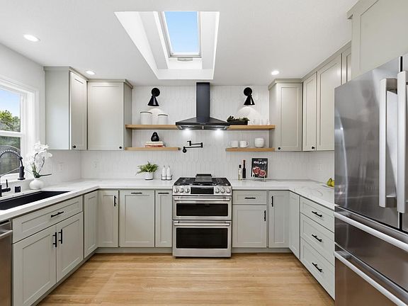 2nd image of 1005 Hall St
