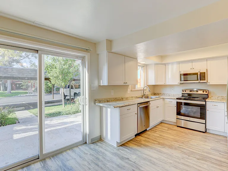 Applewood Crest Townhomes & Apartments — Photo 65