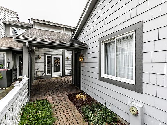 5th image of 463 Summerhaven Dr N