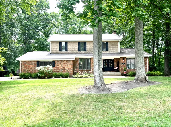 1517 Round Hill Rd, Oak Hill, WV 25901