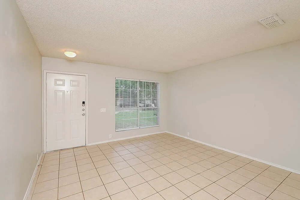 3 bed, 2.0 bath, 1120 sqft, $1,725 — Photo 3