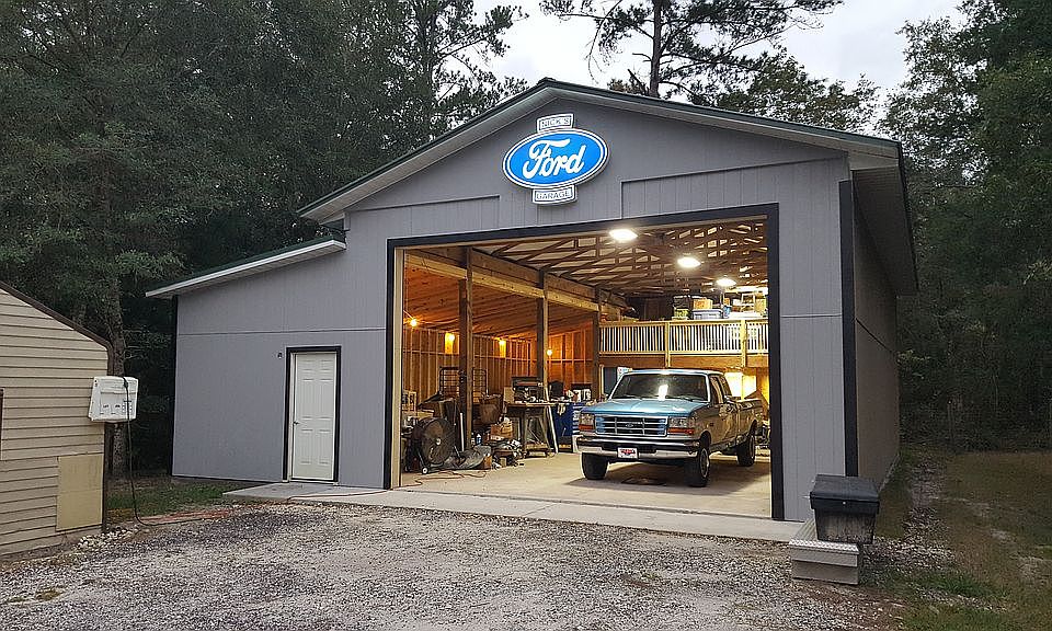 Detach garage workshop