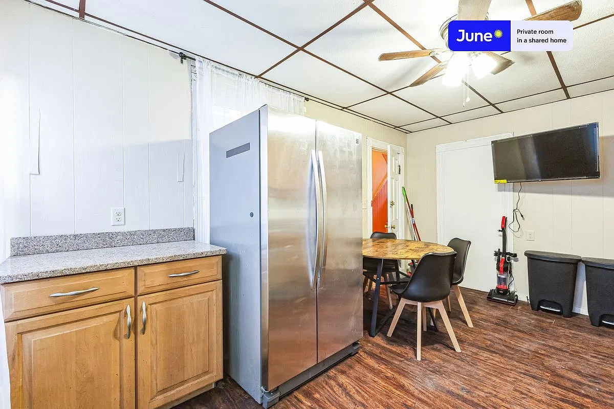Queen bedroom in 5 bed/1 bath home in Harvard Square #1808 A — Photo 4