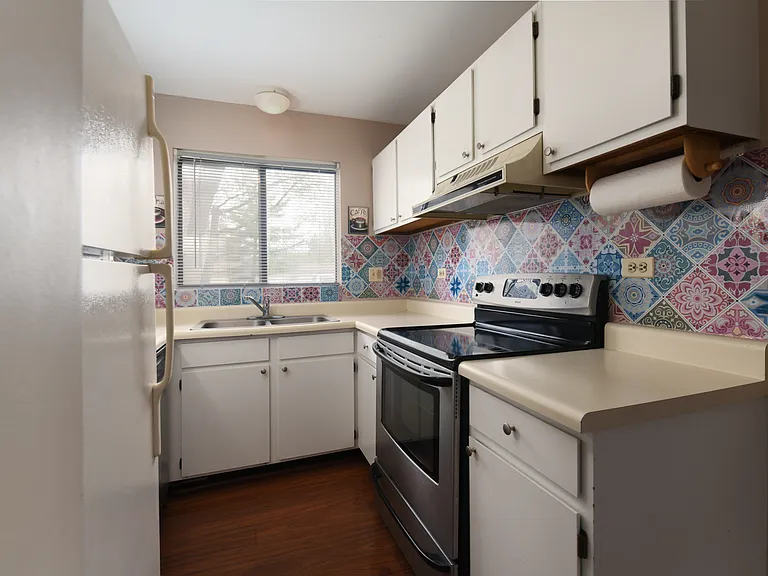 425 Berkshire Dr #16 — Photo 8