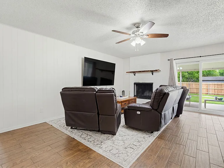 902 Lynn Ln — Photo 2