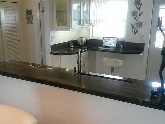 3rd image of 610 NE 12th Ave APT 708
