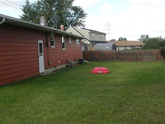 3rd image of 141 Circle Ln