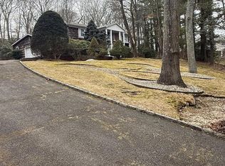 7 Stony Run Ct, Dix Hills, NY 11746