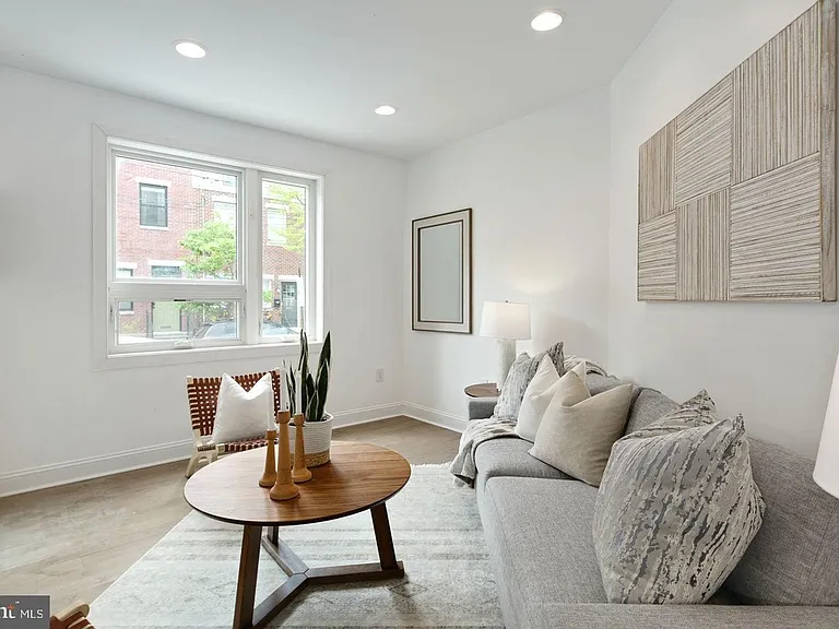 2409 Catharine St — Photo 9