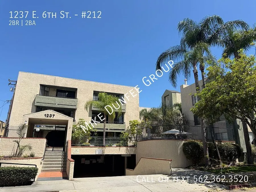 North Alamitos Beach Two Bedroom Unit in Clean Apartment Complex — Photo 1