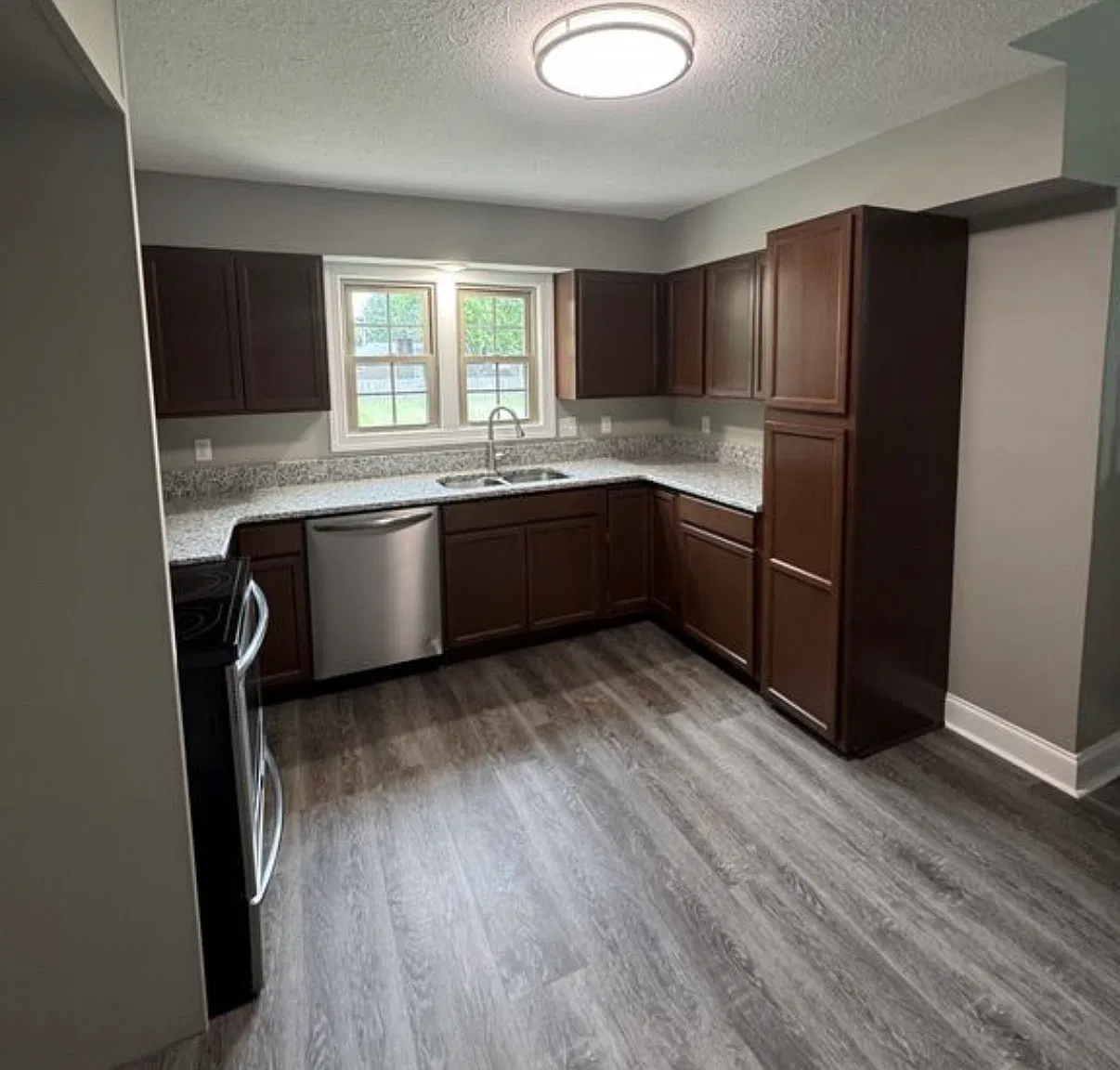 3 bed, 2800 sqft, $2,500 — Photo 4