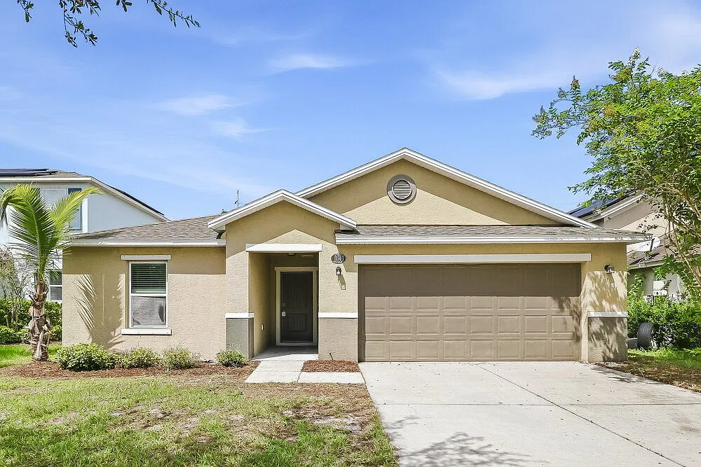 4 bed, 2.0 bath, 1976 sqft, $2,260 — Photo 1