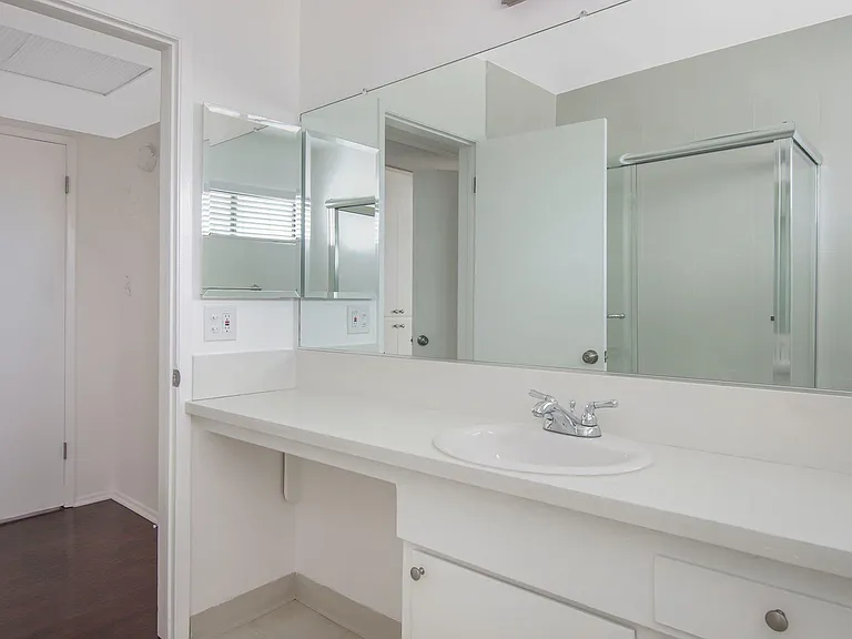 320 N La Peer Drive — Photo 8