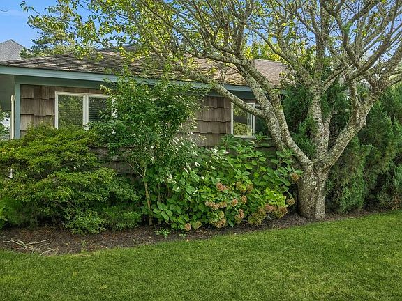 3rd image of 62 Middle Pond Rd