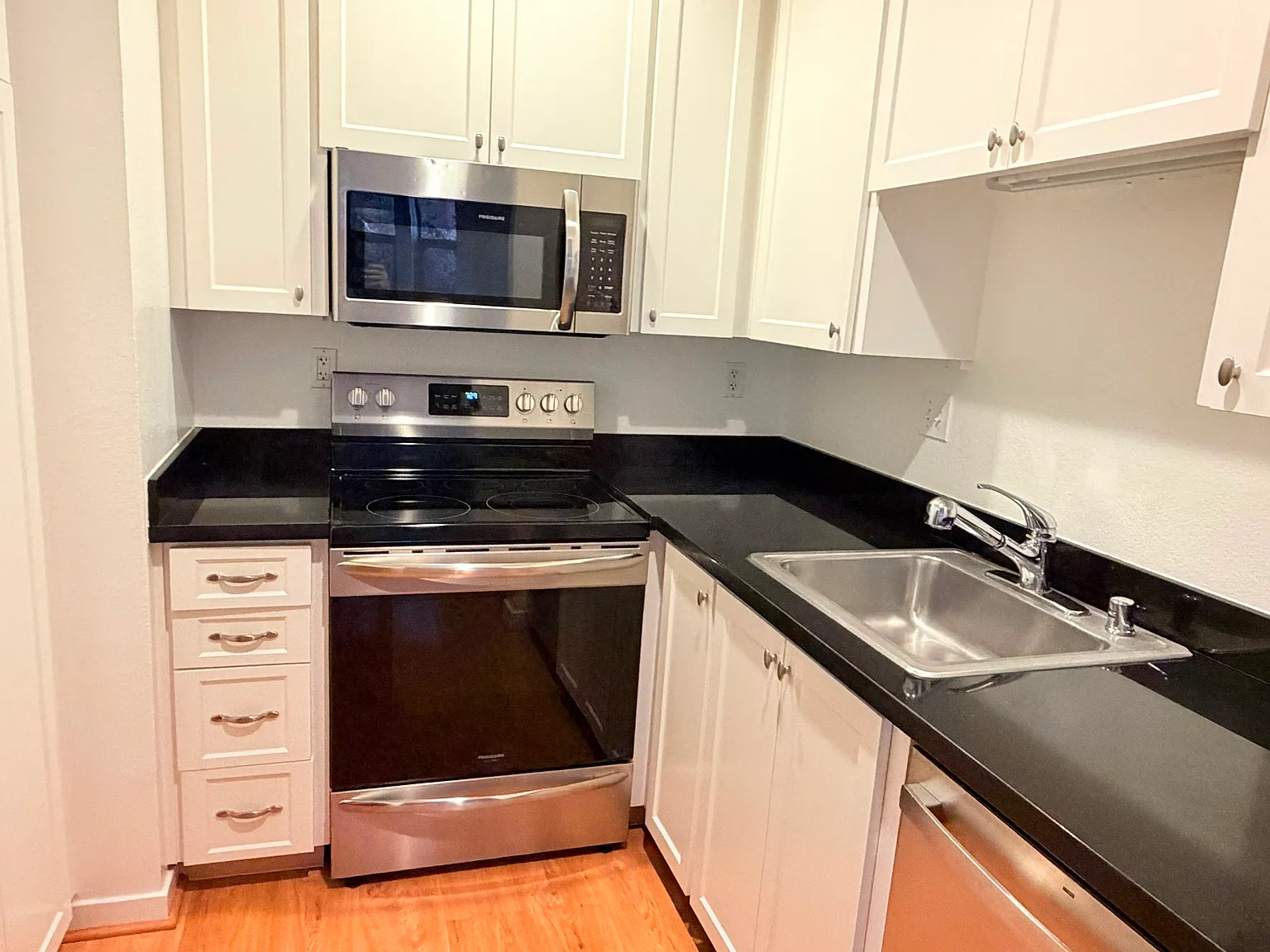 2 bed, 950 sqft, $6,800 — Photo 3