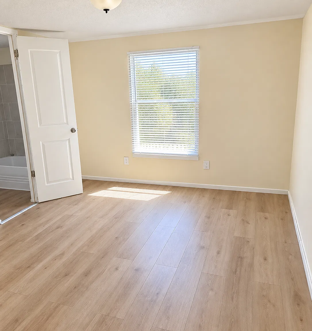 3 bed, 832 sqft, $995 — Photo 3