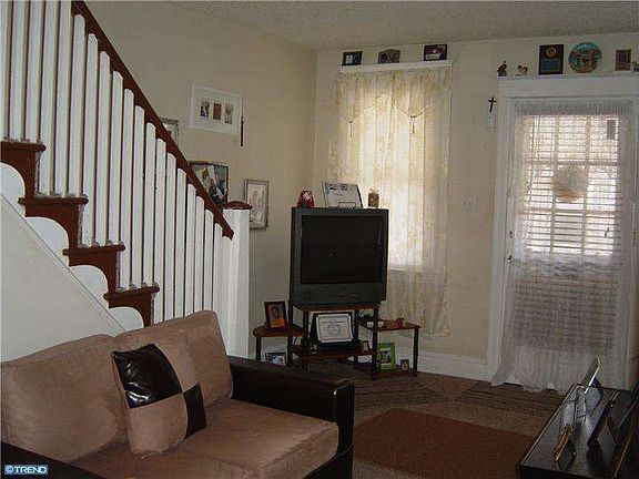 2nd image of 568 1/2 Alcott St