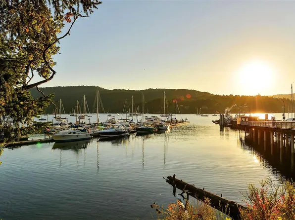 7037 Wallace Dr, Central Saanich, BC V8M 1E9