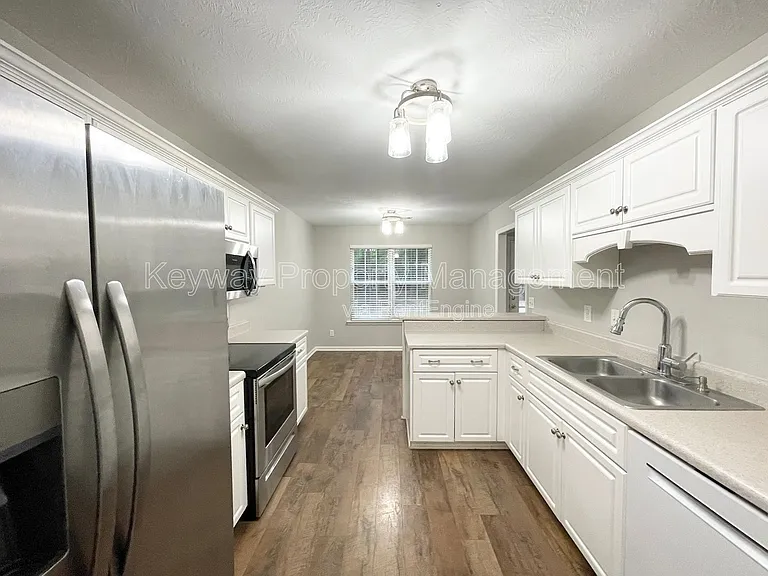1391 Watsonia Dr — Photo 6