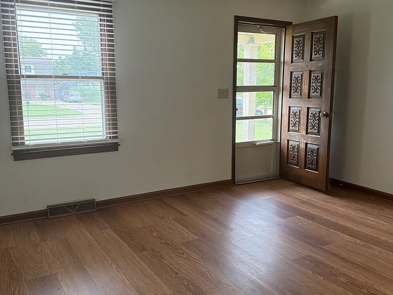 325 Woodlawn Ave — Photo 9