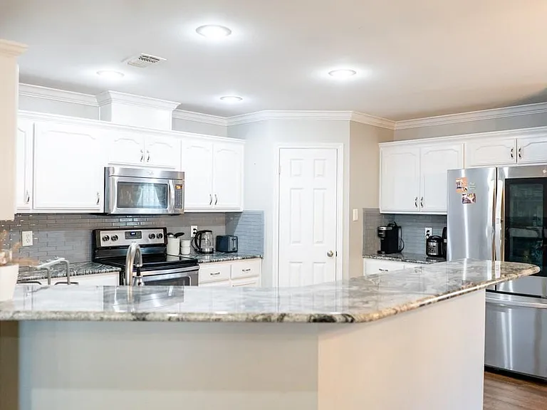 1215 Dorchester Dr — Photo 6