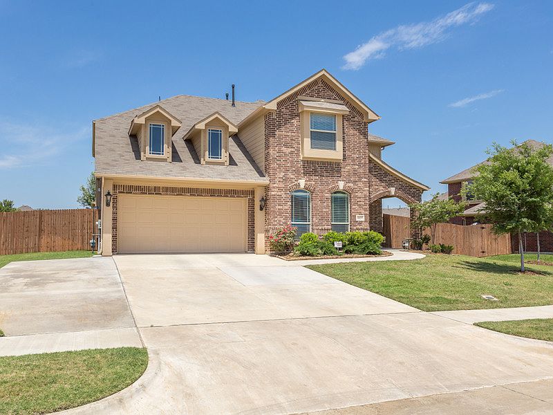 Beautiful home, inviting covered front patio, upgraded driveway 3rd car concrete parking area added