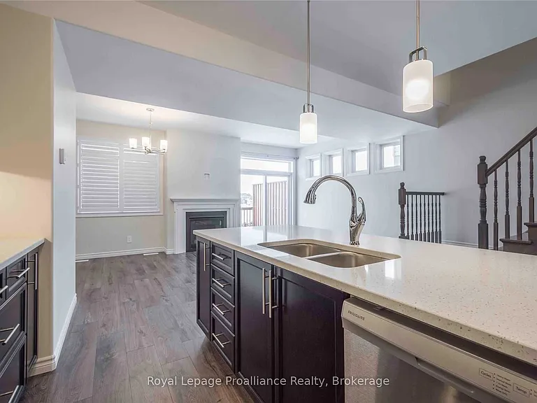 28 Nipigon St — Photo 9