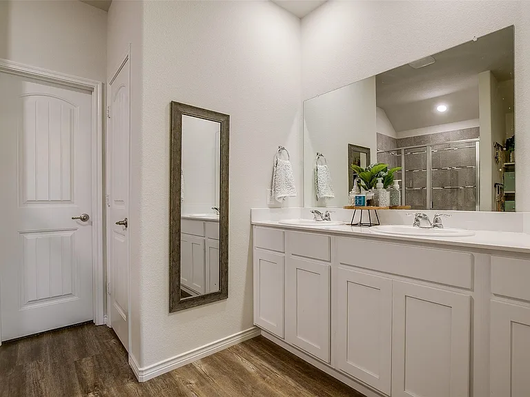 593 Jamestown Ln — Photo 8
