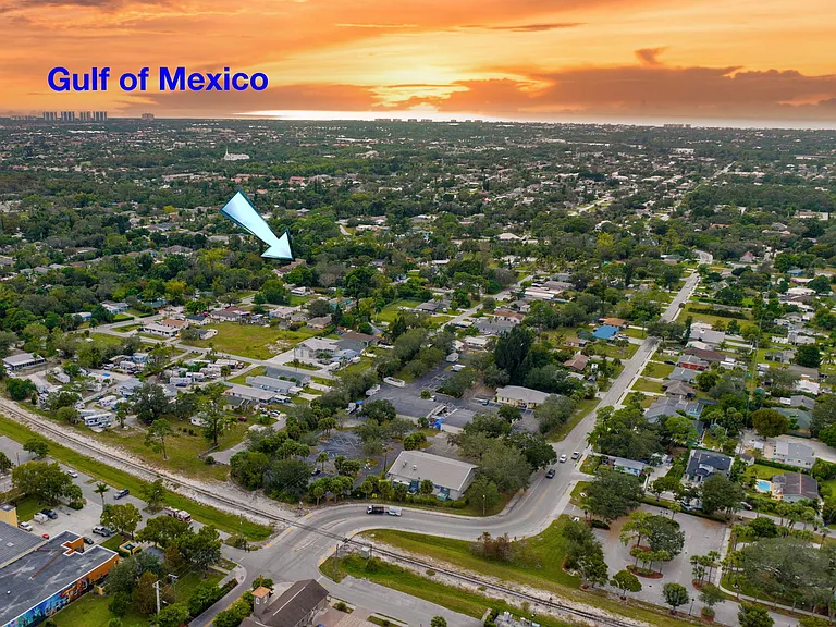 10 min drive to beaches & 10 min walk to spa, cafes & restaurants!