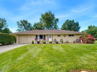 1342 Roseland Dr, Macedonia, OH 44056