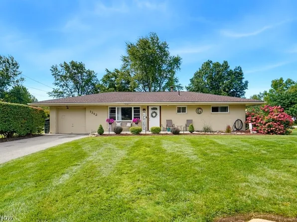 1342 Roseland Dr, Macedonia, OH 44056