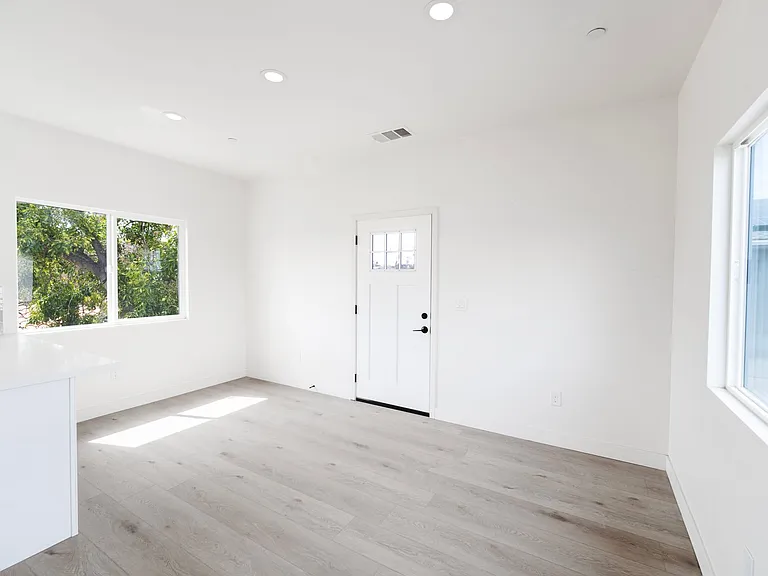 2860 Webster Ave — Photo 25