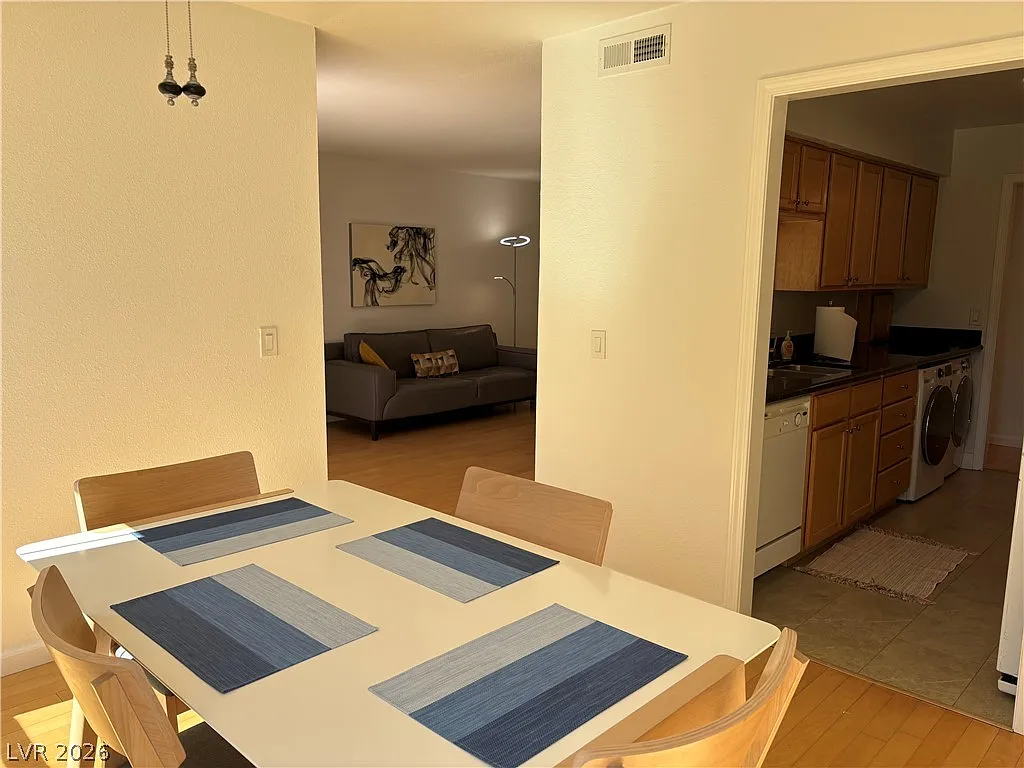 2 bed, 1112 sqft, $1,799 — Photo 3