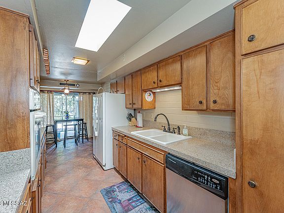 4th image of 240 W Esperanza Blvd