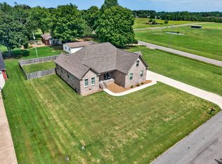 1 Roxey Dr, Fayetteville, TN 37334