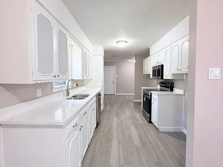 1228 Oak Dr — Photo 5