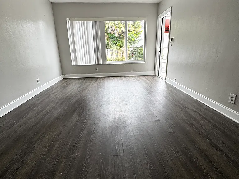 425 NE 7th Ave #8 — Photo 3