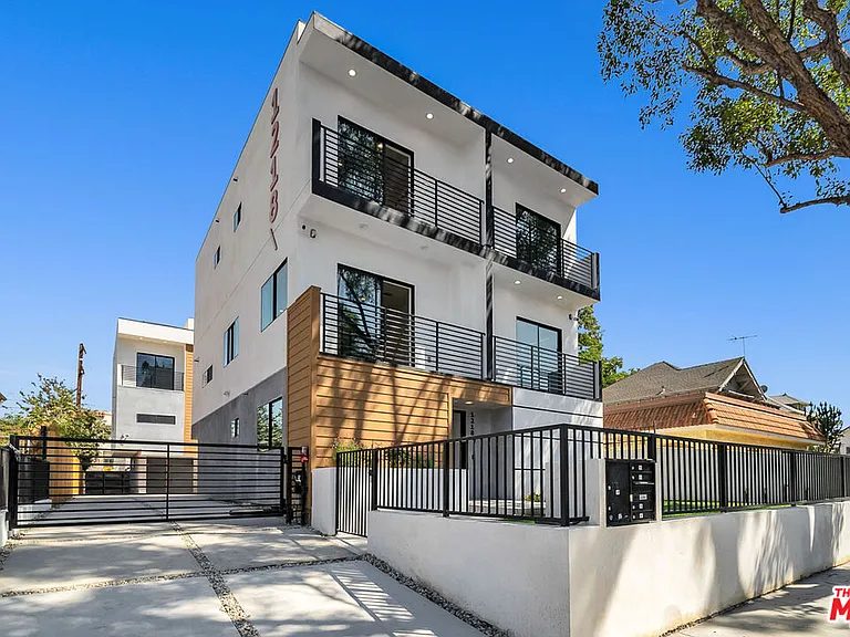 1218 1/2 Magnolia Ave — Photo 1