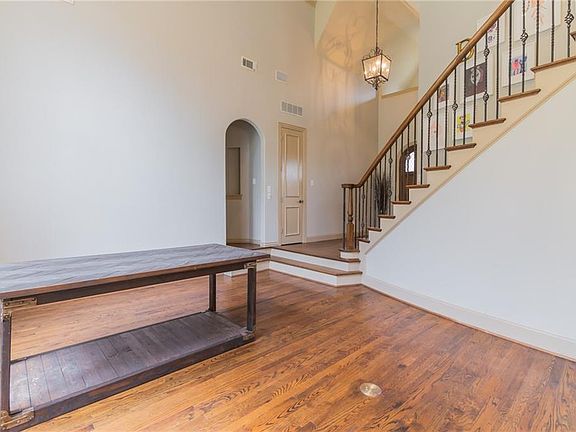 5th image of 2321 Valley View Dr