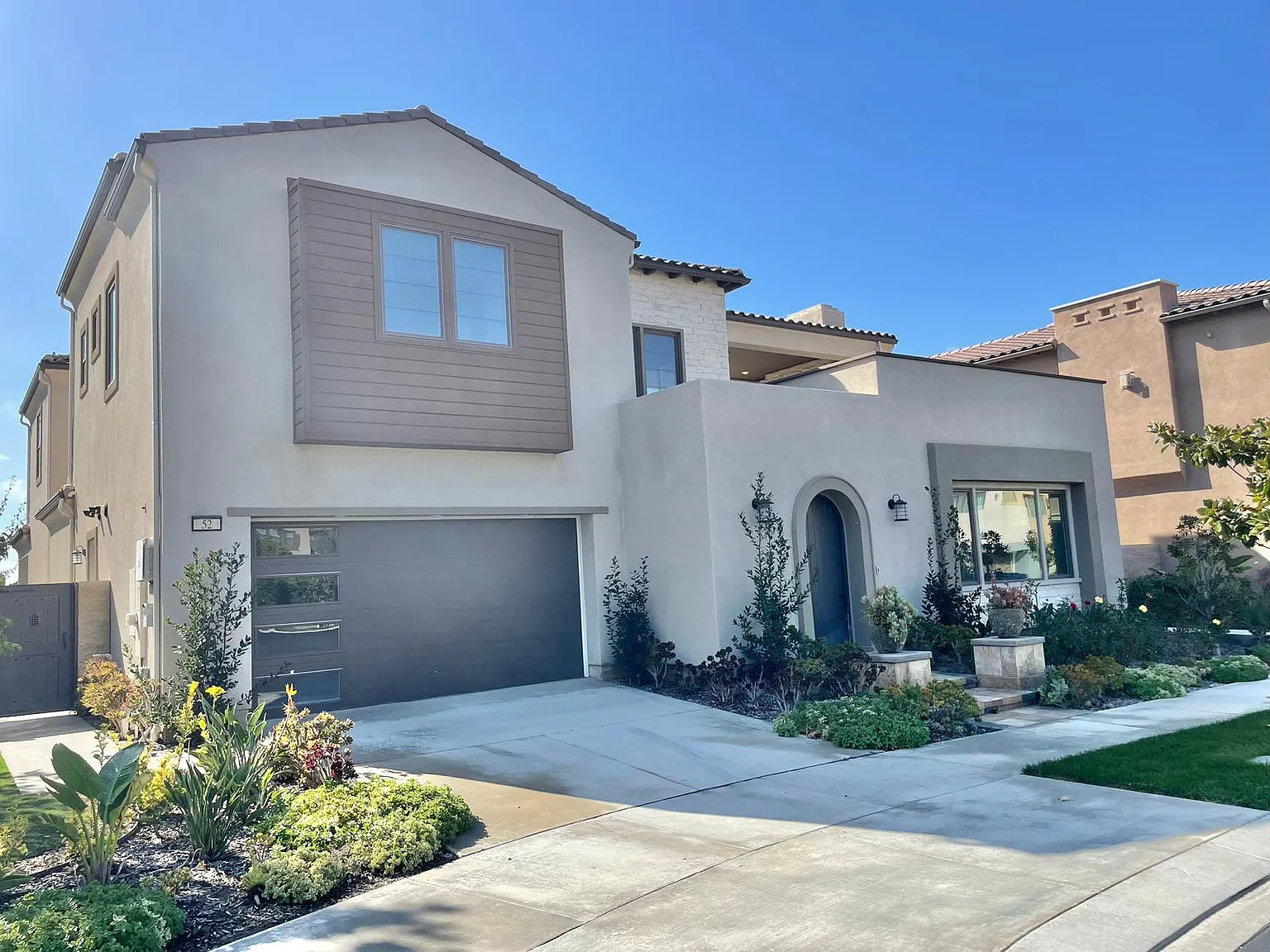 4 bed, 4.5 bath, 4916 sqft, $11,000 — Photo 2