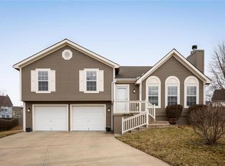 7501 N McKinley Ct, Kansas City, MO 64158