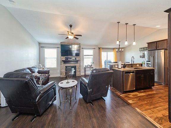 5th image of 508 W Centennial Dr