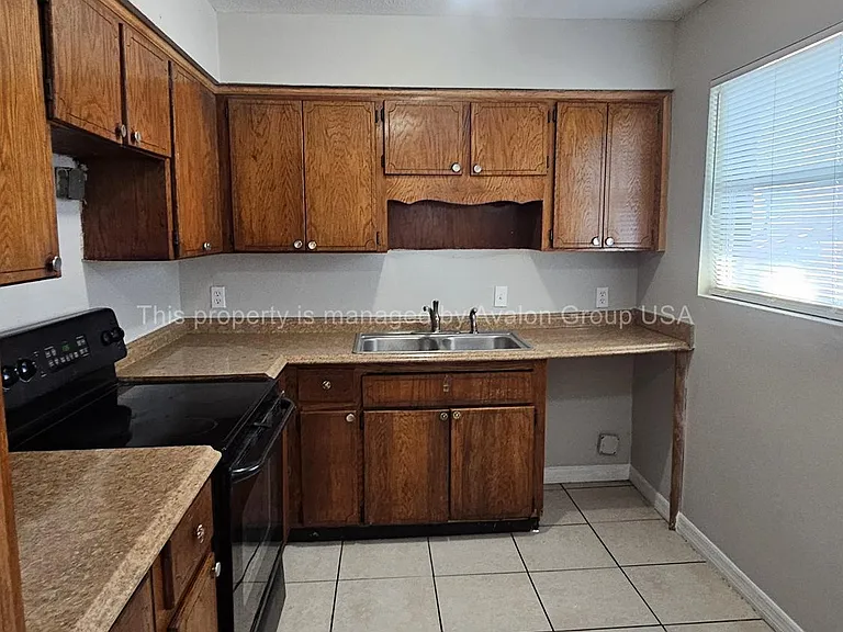 2415 N Canal St — Photo 4