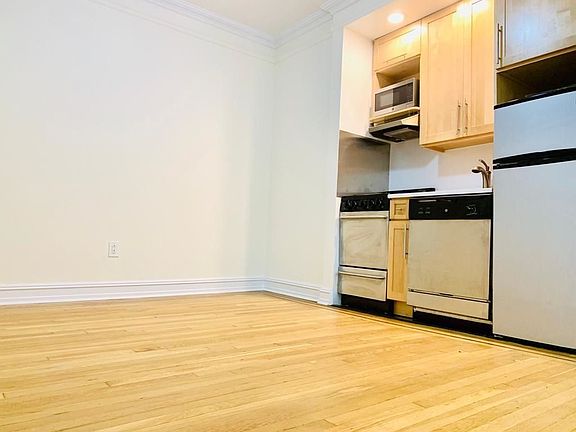 2nd image of 214 E 51st St #B5