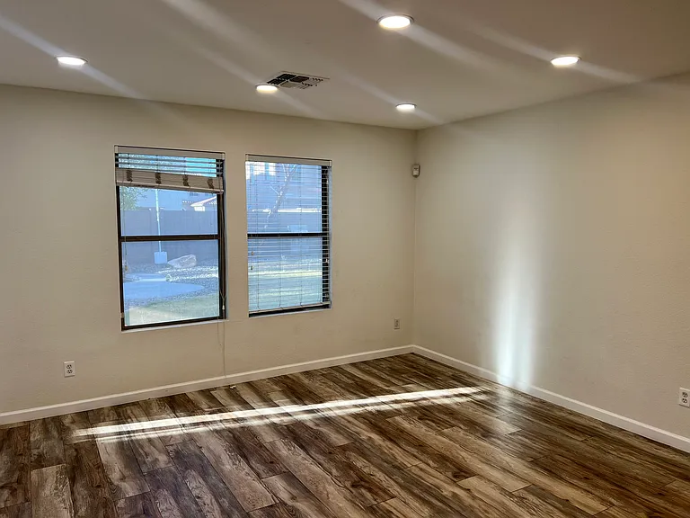 3728 E Liberty Ln — Photo 9