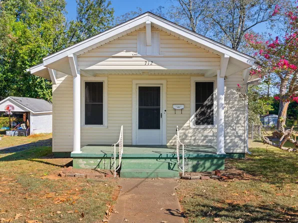 712 Water St, Tuscumbia, AL 35674