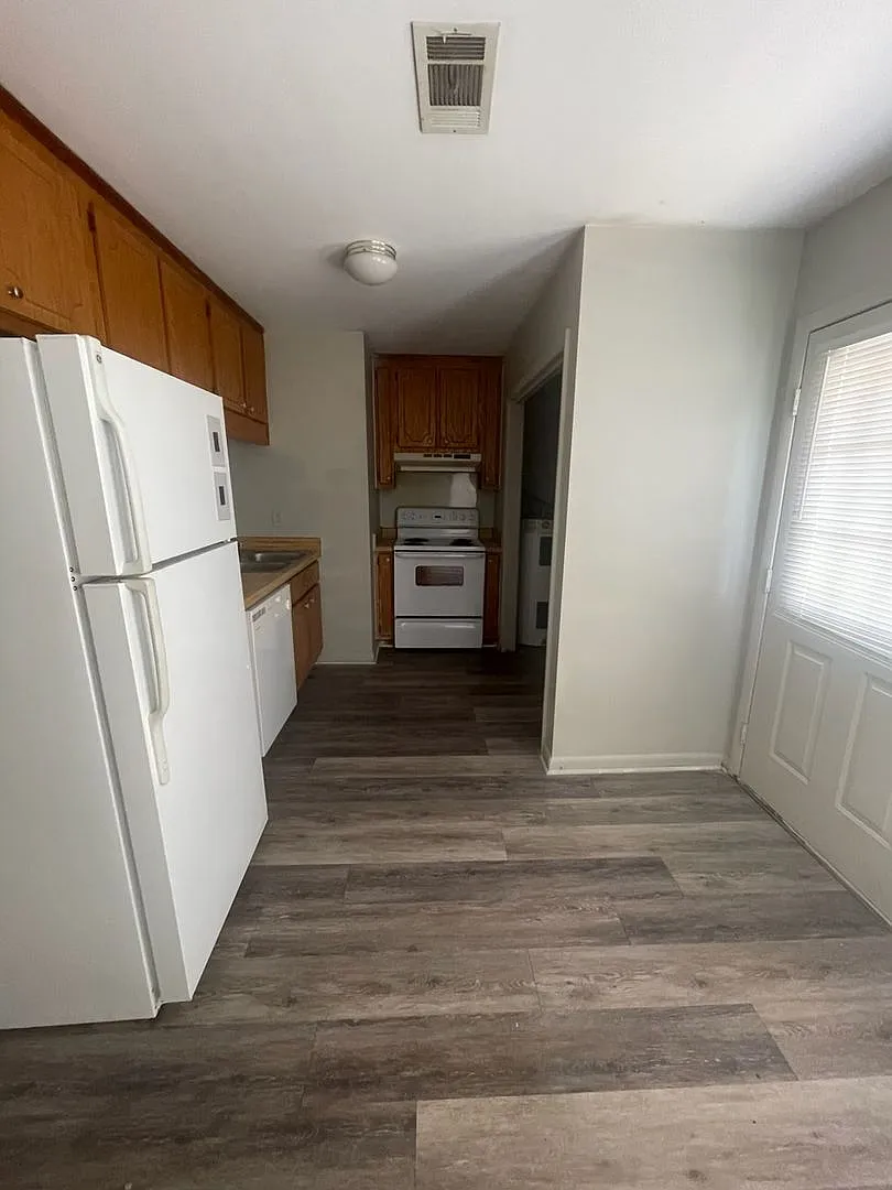 Feemster Lake Apartments — Photo 1