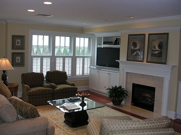Open living area w/gas fireplace