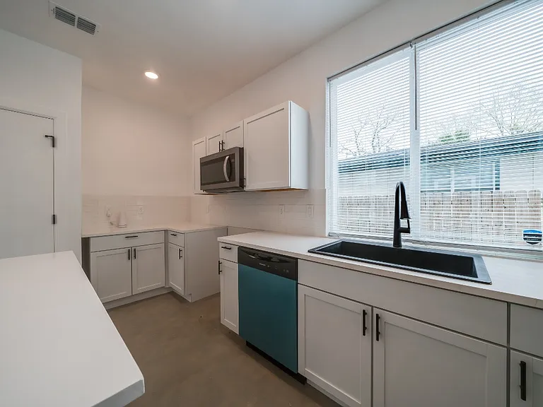 1005 Essex St #202 — Photo 19
