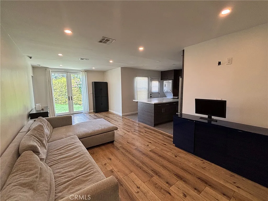 3 bed, 1641 sqft, $4,200 — Photo 3